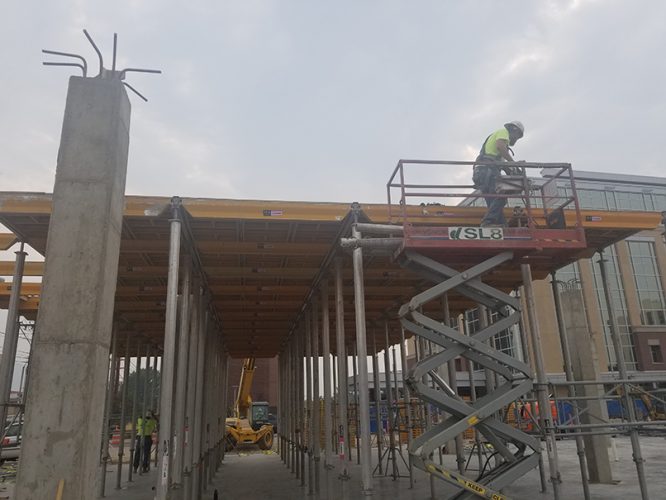 Divcon construction worker on scaffolding