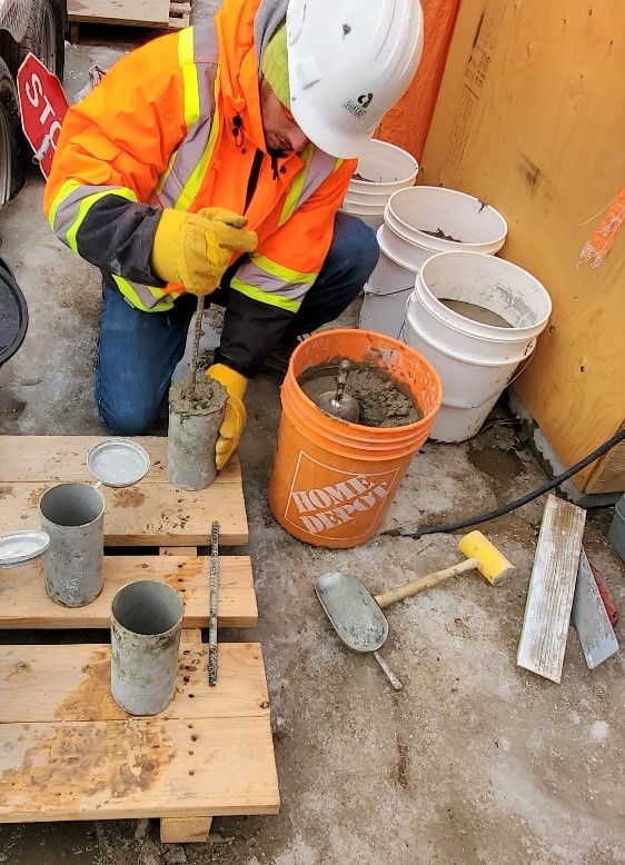 Rodding on the top layer of a concrete cylinder