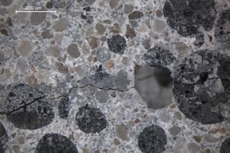 Cracked concrete before self-healing
